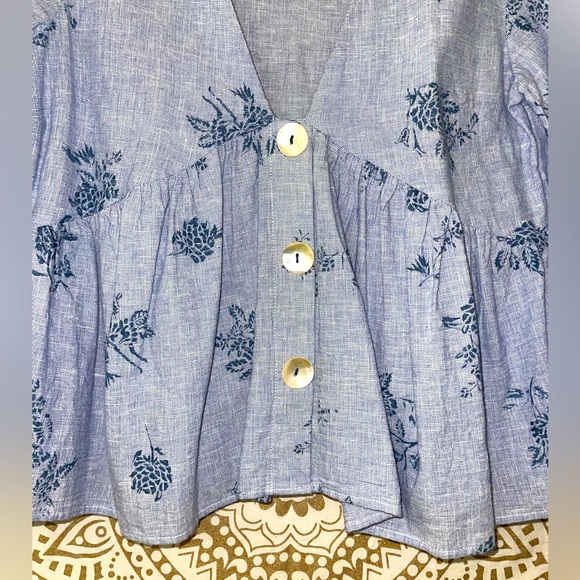 “ZARA” LADIES ADORABLE BLUE FLORAL PRINT TOP WITH BELL SLEEVE, SIZE SMALL - Picture 4 of 6